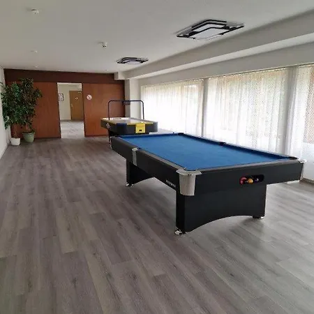 Schoenes, Modernes Mit Balkon Und Indoorpool